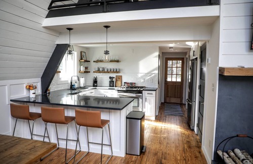 Dawsonville Cottage | A frame cottage with private dock on lake