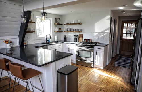 Dawsonville Cottage | A frame cottage with private dock on lake