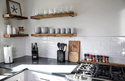 Dawsonville Cottage | A frame cottage with private dock on lake