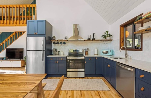 East Stroudsburg Ski Chalet | A-Frame | Hot Tub | Hike | Firepit | Design