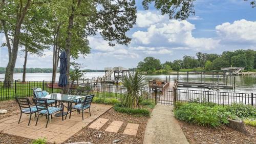 Lake Norman of Catawba House | A Frame of Mind by AvantStay Private Dock View