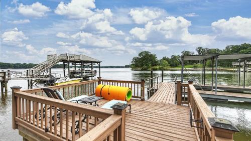 Lake Norman of Catawba House | A Frame of Mind by AvantStay Private Dock View