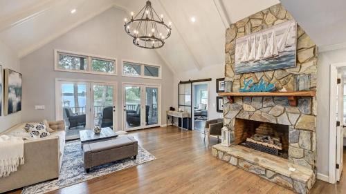 Lake Norman of Catawba House | A Frame of Mind by AvantStay Private Dock View