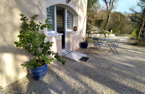 Collorgues Apartment | A haven of peace surrounded by nature. One bedroom, air conditioning, swimming pool .