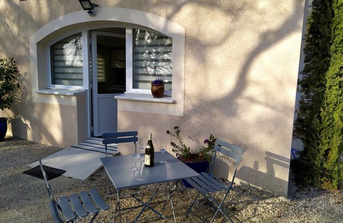 Collorgues Apartment | A haven of peace surrounded by nature. One bedroom, air conditioning, swimming pool .