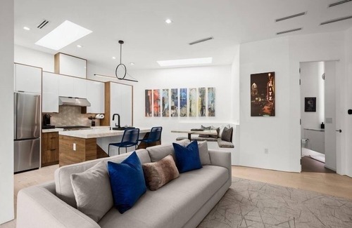 Galindo House | A hop, skip, or a scooter away from iconic Austin!