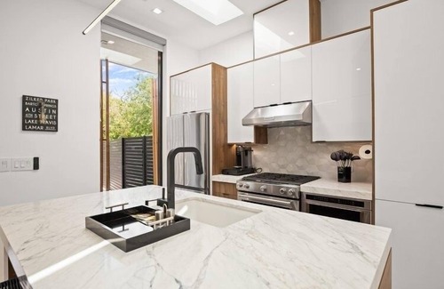 Galindo House | A hop, skip, or a scooter away from iconic Austin!