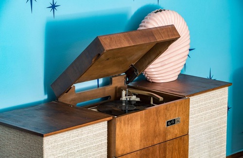 South Westminster House | Á La Mod | Single Family House Close to Denver & Boulder | Hot Tub | Sleeps 8