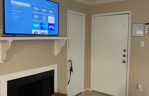 Astrodome Apartment | A Laid Back 2 BR 2 BT Patio Near NRG Arena Theatre Medical Center Rental Car Available