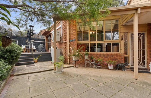 Mont Albert Villa | A leafy retreat only a skip and jump away from the lively city of Boxhill.