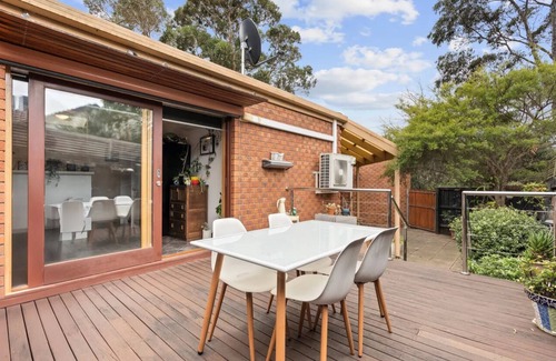 Mont Albert Villa | A leafy retreat only a skip and jump away from the lively city of Boxhill.