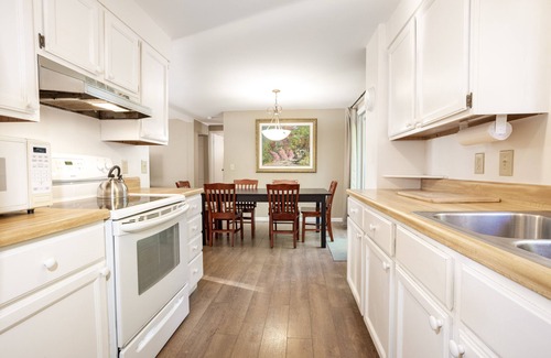 Leland Cottage | A Leland Favorite!Walk to Beach& Town Sleeps 10 OPEN 1st Toast the Season Wines!