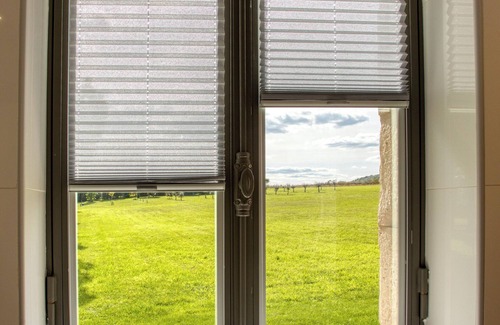 Espere Cottage | A little house in the meadow, with private spa on its terrace, sleeps 4.