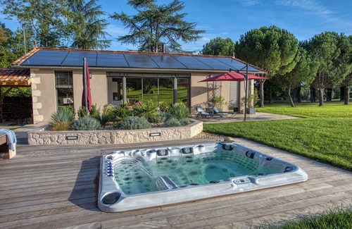 Espere Cottage | A little house in the meadow, with private spa on its terrace, sleeps 4.