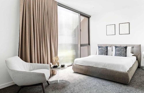 South Yarra House | A Lux 3BR Townhouse in South Yarra FREE Parking