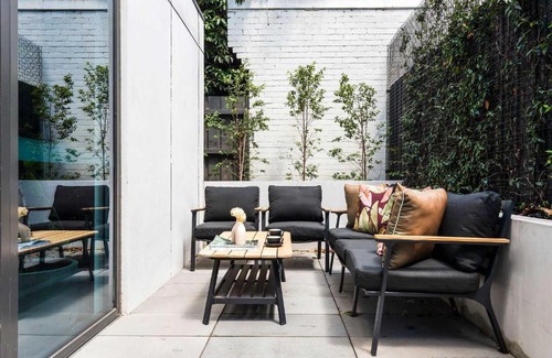 South Yarra House | A Lux 3BR Townhouse in South Yarra FREE Parking