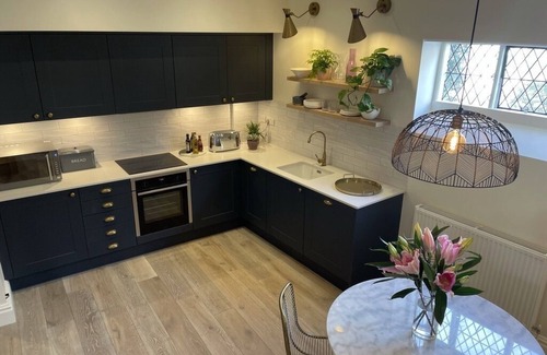 Chichester House | A luxurious 2 bed house in central Chichester. Courtyard garden and parking.