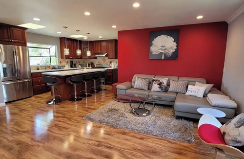 Evergreen Park Condo | A Luxury Urban Getaway Walk to Stanford #2333