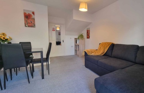 Luton House | A modern and spacious home. Close to Luton Airport, L and D Hospital and M1.
