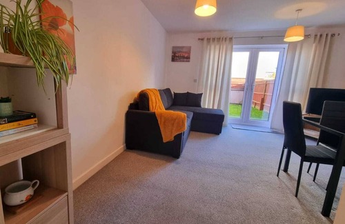 Luton House | A modern and spacious home. Close to Luton Airport, L and D Hospital and M1.