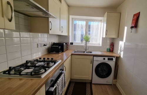 Luton House | A modern and spacious home. Close to Luton Airport, L and D Hospital and M1.