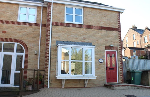 Cowes House | A modern cottage in a quiet cul-de-sac