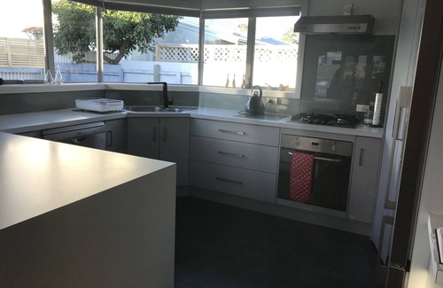 Gisborne House | A modern house close to town and the beach and backs on to a tree lined park