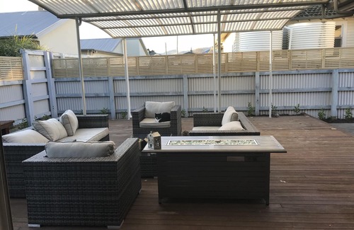 Gisborne House | A modern house close to town and the beach and backs on to a tree lined park