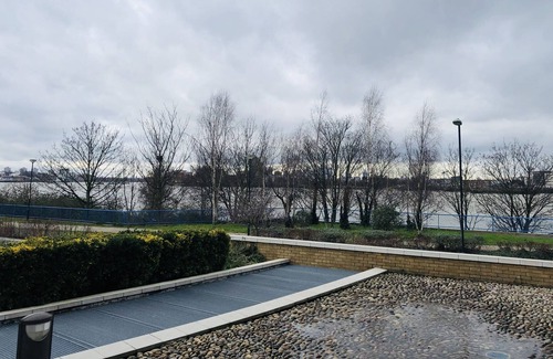 Greenwich Apartment | A Modern Riverside Apartment