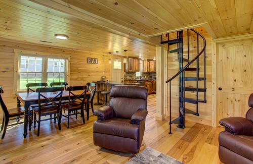 Elizabethtown House | A Modern Rustic Chalet with HOT TUB! Near Hershey, PA