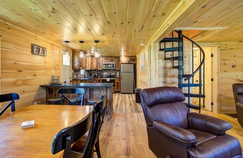 Elizabethtown House | A Modern Rustic Chalet with HOT TUB! Near Hershey, PA