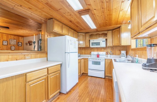 Gatlinburg - Pigeon Forge House | A Mountain Hyde-A-Way - Firepit | New Hot Tub| Wears Valley| Easy Access