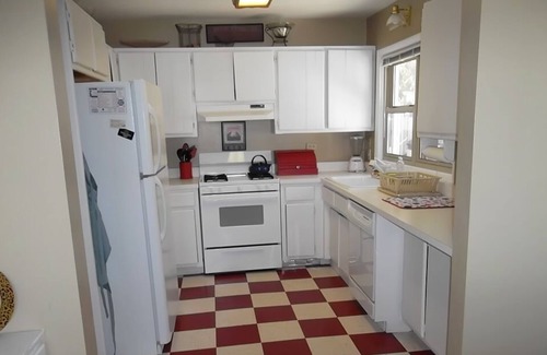 Markesan Cottage | A Must Stay! Lovely, Newly Updated, Sleeps 10, Sandy Bottom, Great for Children!