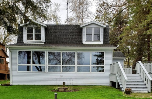 Markesan Cottage | A Must Stay! Lovely, Newly Updated, Sleeps 10, Sandy Bottom, Great for Children!