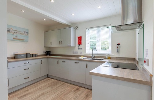 South Cerney Cottage | A new england lakeside lodge that sleeps 6 guests in 3 bedrooms