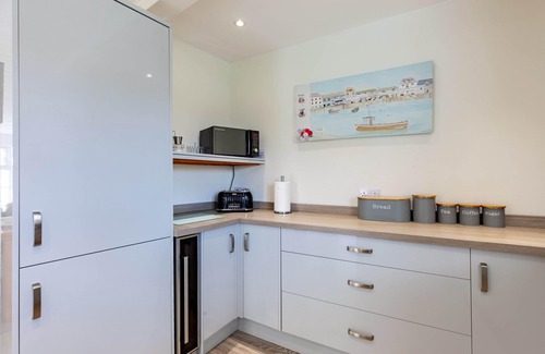 South Cerney Cottage | A new england lakeside lodge that sleeps 6 guests in 3 bedrooms