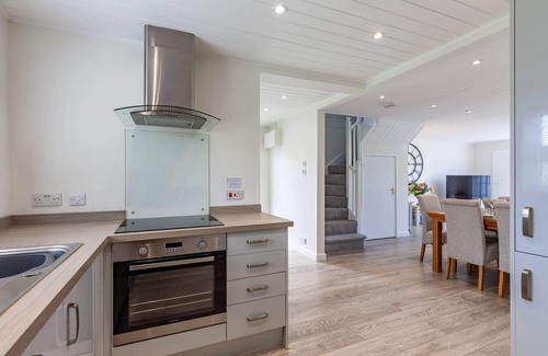 South Cerney Cottage | A new england lakeside lodge that sleeps 6 guests in 3 bedrooms