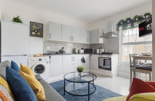 Park Royal Apartment | A newly renovated, cosy and stylish 2 bedroom serviced apartment in zone 2 near