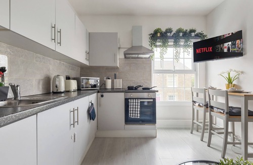 Park Royal Apartment | A newly renovated, cosy and stylish 2 bedroom serviced apartment in zone 2 near