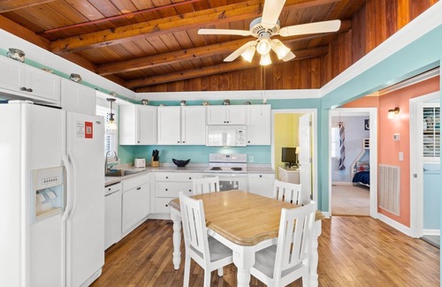 Long Beach House | A Peace Of The Sea/2514 W Beach Drive - Coastal Vacation Resorts