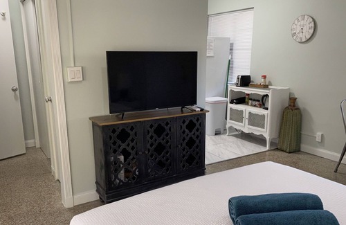 Mango Groves Apartment | A Piece of Paradise (1.6 mile 🏖beach & .3 from Lakeworth ⛳️ Golf )