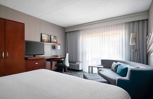Camelback East Hotel | A Place You'll Surely Enjoy! w/Outdoor Pool, Near Desert Storm Park