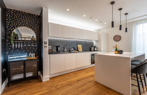 York Apartment | A premium stay that sleeps 4 guests in 2 bedrooms