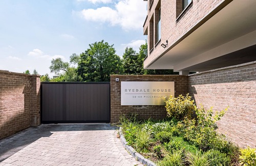 York Apartment | A premium stay that sleeps 4 guests in 2 bedrooms