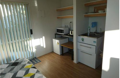 Unsworth Heights Apartment | a private and sunny unit in the middle of north shore