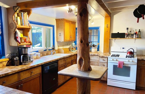 Taos House | A Quaint 2 bedroom/2 Bath just minutes from the Taos Town Plaza