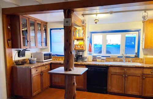 Taos House | A Quaint 2 bedroom/2 Bath just minutes from the Taos Town Plaza