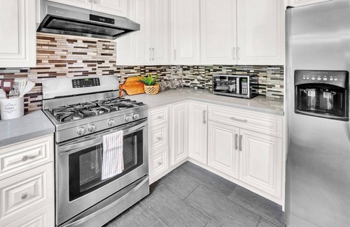 Burbank House | A Quiet and Private Oasis with Amazing Designed and Pool & HotTub for relaxing