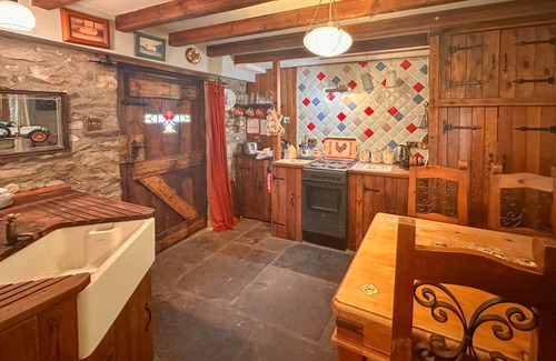 Worton Cottage | A quirky restoration, sleeps 4 people & a dog WiFi, numerous walks from the door & a pub nearby!