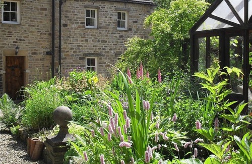 Worton Cottage | A quirky restoration, sleeps 4 people & a dog WiFi, numerous walks from the door & a pub nearby!